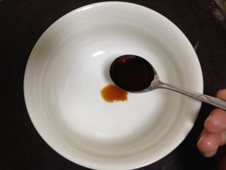 2、懒人料理+快手清汤挂面,先来制作汤底,碗底加入生抽一勺(同时锅内加水烧开)