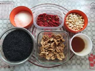 1、核桃花生芝麻糖,准备好原料和份量