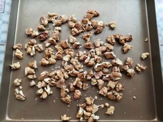 2、核桃花生芝麻糖,核桃用烤箱上下火200度烤6分钟，取出放凉后分成小块