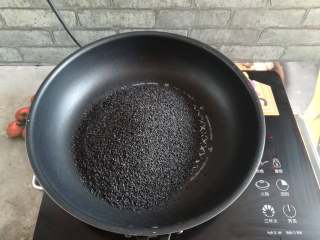 4、核桃花生芝麻糖,黑芝麻放锅里炒熟，手摸起来有点温热就可以了，我用的黑芝麻是妈妈帮洗过的，可以直接炒，如果是买的黑芝麻建议用水洗洗再炒，炒到黑芝麻不沾锅铲就可以了