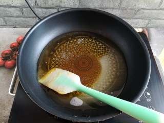 7、核桃花生芝麻糖,麦芽糖，白砂糖，水放入不粘锅里开中大火熬糖浆，白砂糖融化之前不要搅拌