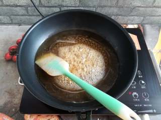 8、核桃花生芝麻糖,白砂糖融化后转小火开始搅拌糖浆