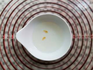 10、核桃花生芝麻糖,用筷子取少量的糖浆滴入水里，糖变硬，咬起来是脆的就可以了