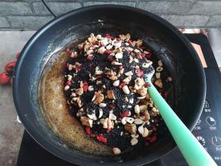 12、核桃花生芝麻糖,把黑芝麻，花生，核桃，枸杞倒入糖浆里