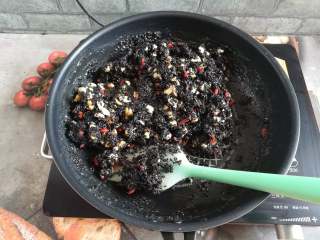 13、核桃花生芝麻糖,快速的翻拌均匀，记得要用最小温度来保温，不然冷了就不容易翻拌了