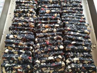 15、核桃花生芝麻糖,糖有余温的时候切成薄片