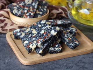 16、核桃花生芝麻糖,很香的核桃花生芝麻糖，比年货街上卖的要好吃多了