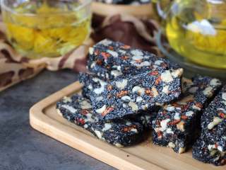 17、核桃花生芝麻糖,很多朋友一开始看到都以为是阿胶糕