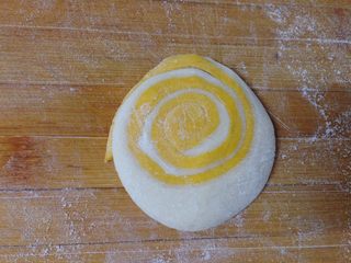 3、会吐珠的贝壳馒头,用擀面杖擀成面片