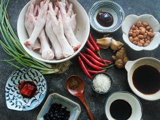 1、早茶必点的菜——虎皮凤爪,准备好材料;