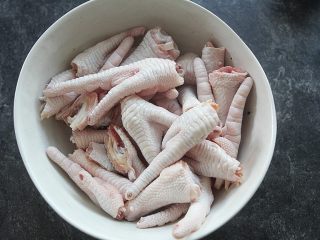 2、早茶必点的菜——虎皮凤爪,鸡爪上下对半斩开,再把爪子左右斩开,用水冲洗干净;