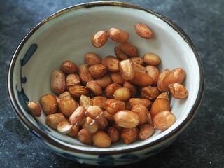 4、早茶必点的菜——虎皮凤爪,花生米提前浸泡2小时,在浸泡鸡爪的时候一起准备好;