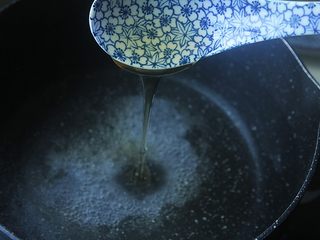 5、早茶必点的菜——虎皮凤爪,锅内倒入适量水,放入2大匙蜂蜜和2大匙白醋搅拌均匀;