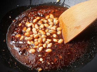 12、早茶必点的菜——虎皮凤爪,再倒入刚才调好的酱汁,倒入花生;