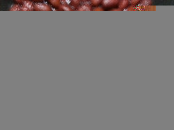 2、枣泥山药糕,洗净的红枣放入锅里，加水煮开