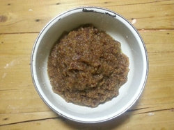 5、枣泥山药糕,将去核后的红枣连同碗里的水加入搅拌机，搅打成红枣泥，放锅里将水分煸炒干即可