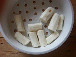 6、枣泥山药糕,山药去皮上锅蒸熟