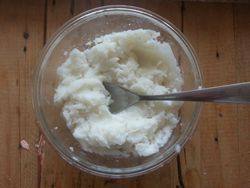 7、枣泥山药糕,蒸熟后的山药加入白糖压成泥