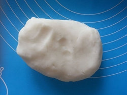 8、枣泥山药糕,用手揉搓一会成光滑的山药面团