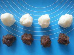 9、枣泥山药糕,将山药泥25克，红枣分割成15克的面团