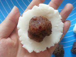 10、枣泥山药糕,取山药面团按扁，包入红枣馅