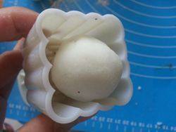 12、枣泥山药糕,放入模具，因为山药比较沾，所以模具里一定要刷食用油或者玉米淀粉的