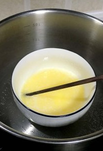 1、炼乳玛德琳 ,黄油隔水融化