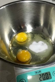 2、炼乳玛德琳 ,鸡蛋加白砂糖打匀
