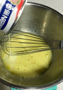 3、炼乳玛德琳 ,加入炼乳拌匀
