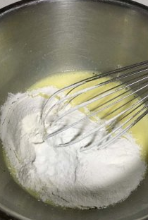 4、炼乳玛德琳 ,筛入低粉和泡打粉拌匀