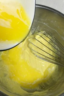 5、炼乳玛德琳 ,加入融化的黄油拌匀