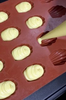 7、炼乳玛德琳 ,挤入模子