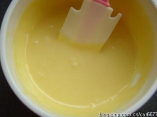 1、戚风蛋糕,蛋黄蛋清分离，蛋黄加入18克细砂糖手动搅打均匀，依次加入玉米油，牛奶，筛入低粉，搅拌成蛋黄面糊