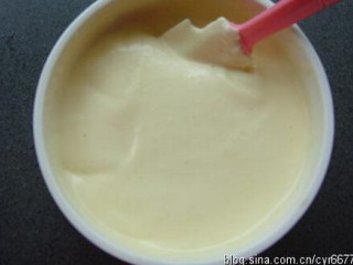 3、戚风蛋糕,分三次将打发的蛋白加入蛋黄糊切拌均匀