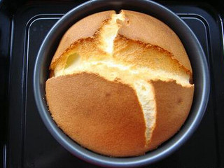 4、戚风蛋糕,装入烤模，震出气泡，放烤箱中下层180度，35分钟左右