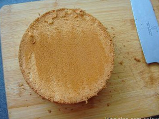 5、戚风蛋糕,取出后立即倒扣晾凉，用刀沿模具四周划一圈，即可轻松脱模