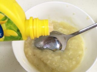 2、香蕉戚风蛋糕,把香蕉捣成泥,加入几滴柠檬汁,避免氧化过快。