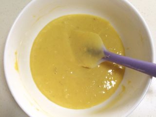 6、香蕉戚风蛋糕,筛入低筋面粉,用手动打蛋器搅拌均匀。