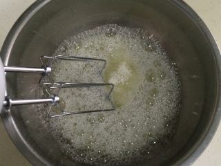8、香蕉戚风蛋糕,用电动打蛋器把蛋白搅打至粗泡时,加入细砂糖搅打。