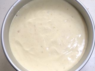 11、香蕉戚风蛋糕,把拌好的蛋糕糊倒入8寸的戚风模具中,震出气泡。