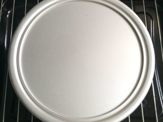 13、香蕉戚风蛋糕,烤完出炉从高20厘米处摔2次,即可倒扣,蛋糕放凉后就可以脱模了。