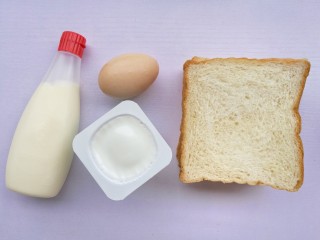 1、好吃到爆的港式西多士,准备材料：土司4片 沙拉酱适量 鸡蛋2个 酸奶适量。