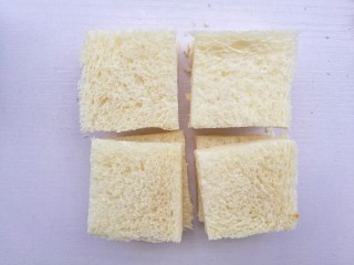 3、好吃到爆的港式西多士,中间横竖各切一刀，切成四块。