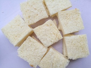 4、好吃到爆的港式西多士,全部切好。