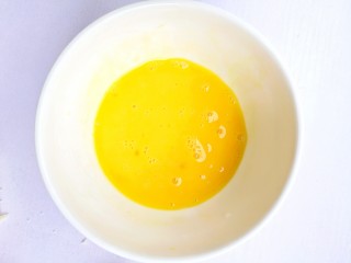 9、好吃到爆的港式西多士,鸡蛋打散。