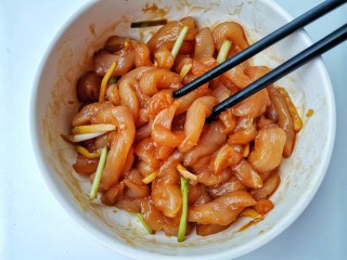 7、孜然鸡胸肉,拌匀。