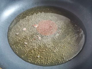 9、孜然鸡胸肉,锅中热油。