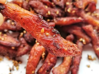 14、孜然鸡胸肉,一根接一根。