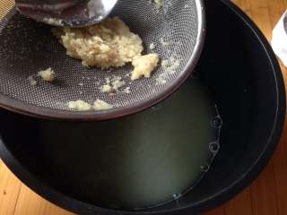 4、红糖姜汁糍粑,把姜汁过滤到不沾锅中，姜蓉去掉不要
