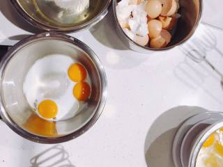 2、#春日烘焙教室#裸蛋糕,蛋黄盆里加15克糖+牛奶20克+色拉油20克拌匀；